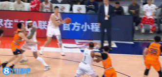j9九游会老哥俱乐部交流👀开场5分12秒莫兰德被吹了4次犯规！直接朝裁判比收钱手势！