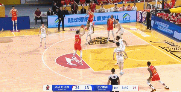 j9九游会老哥俱乐部交流冲劲十足！吴骁坚决攻击篮筐 转身顶开防守强攻上篮得手