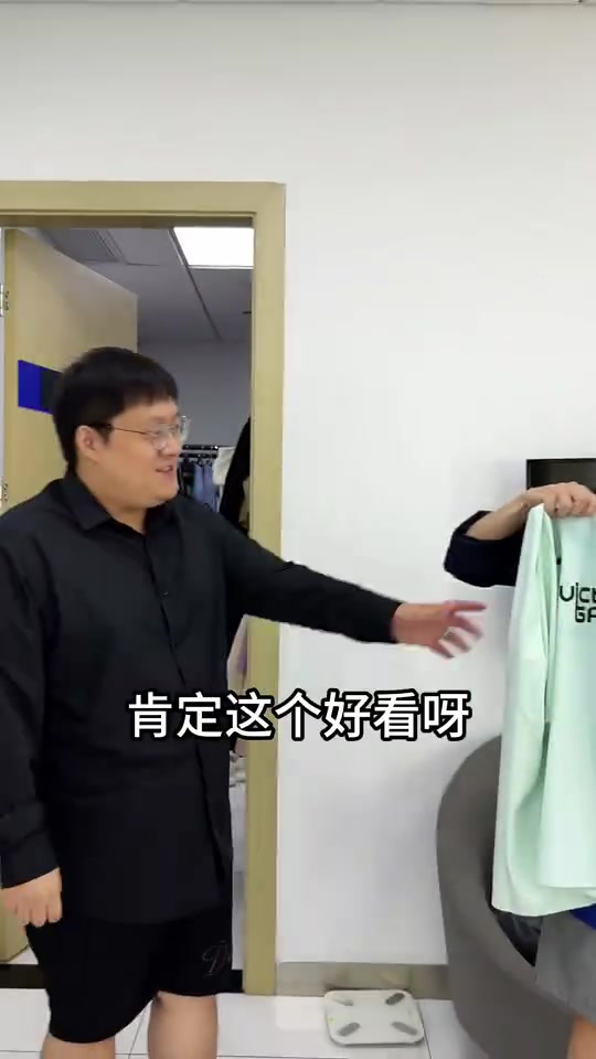 j9九游真人游戏第一平台解说米勒整活视频：今天这俩队服哪个好看一点？